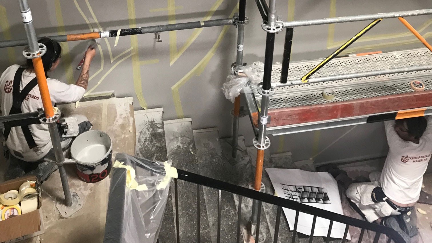 En stor björk målades upp på väggen i trapphuset. En stor björk målades upp på väggen i trapphuset.