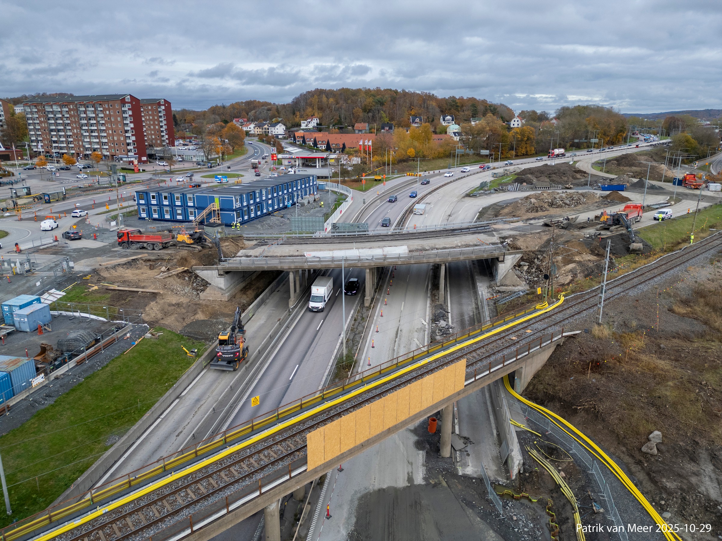Byggarbeten vid E2 Lundbyleden där Skanska genomför sitt uppdrag. Luftbild över byggarbeten vid Lundbyleden i Göteborg med pågående broarbeten och trafikledning.