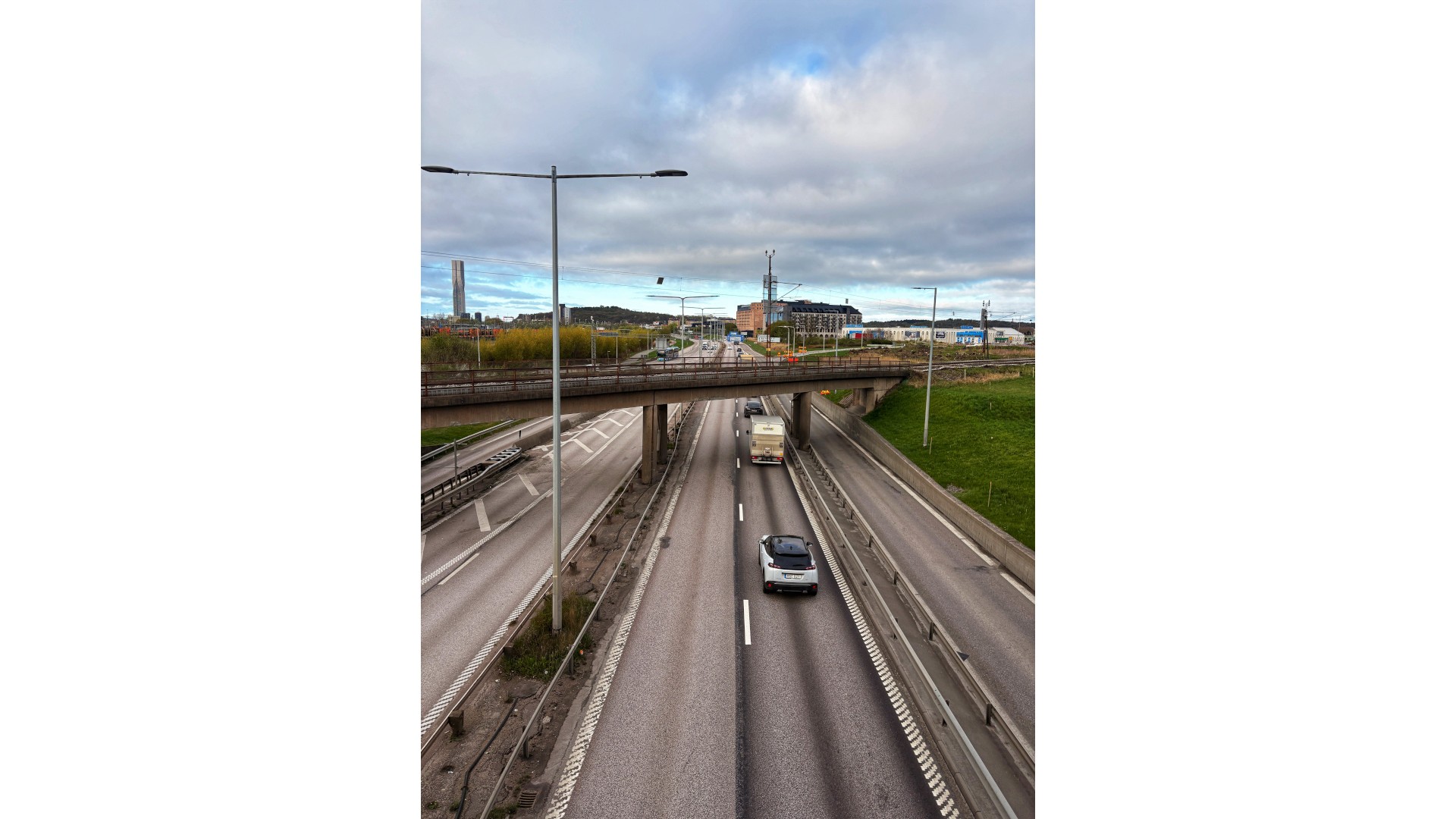 Trafik på Lundbyleden under pågående ombyggnad av broar och vägsträckor. Biltrafik på Lundbyleden i Göteborg under pågående anläggningsarbeten vid E2-projektet.
