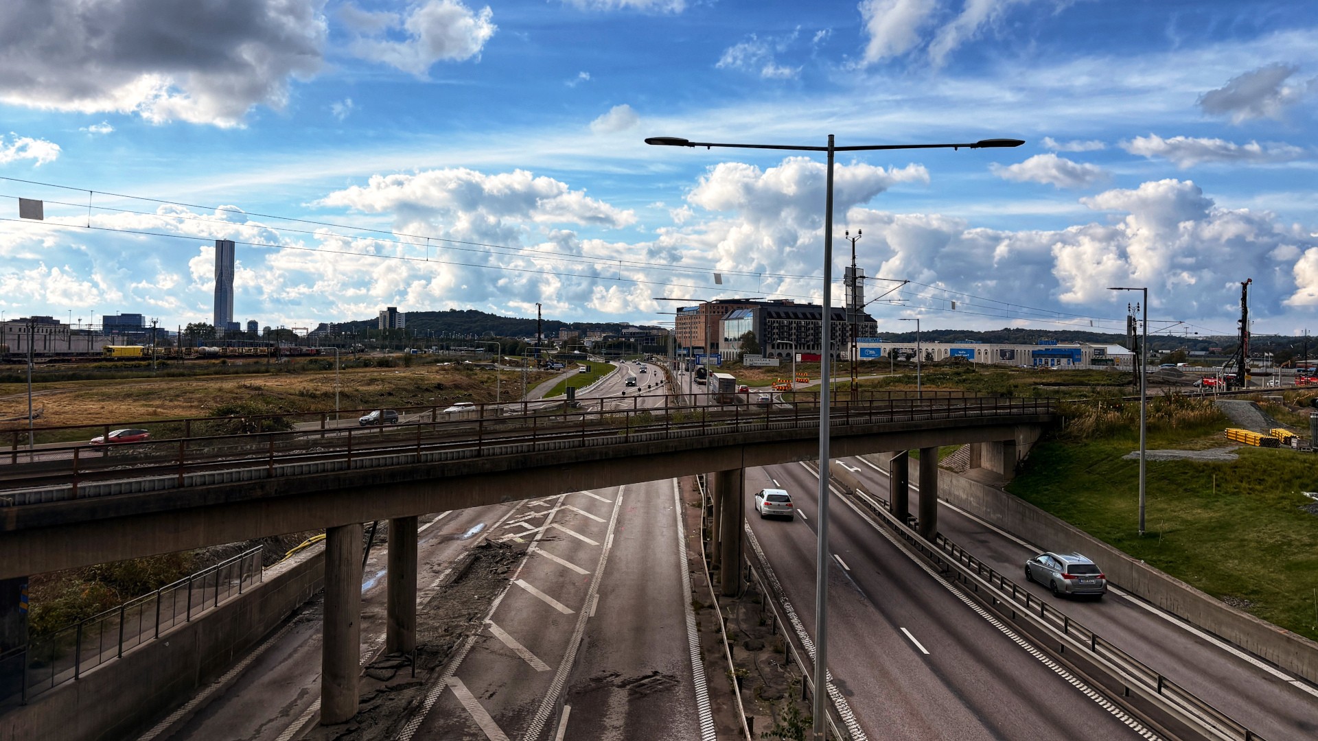 Utsikt över Lundbyleden mot centrala Göteborg. Lundbyleden i Göteborg med trafik och Karlatornet i bakgrunden, vy mot stadens centrum.
