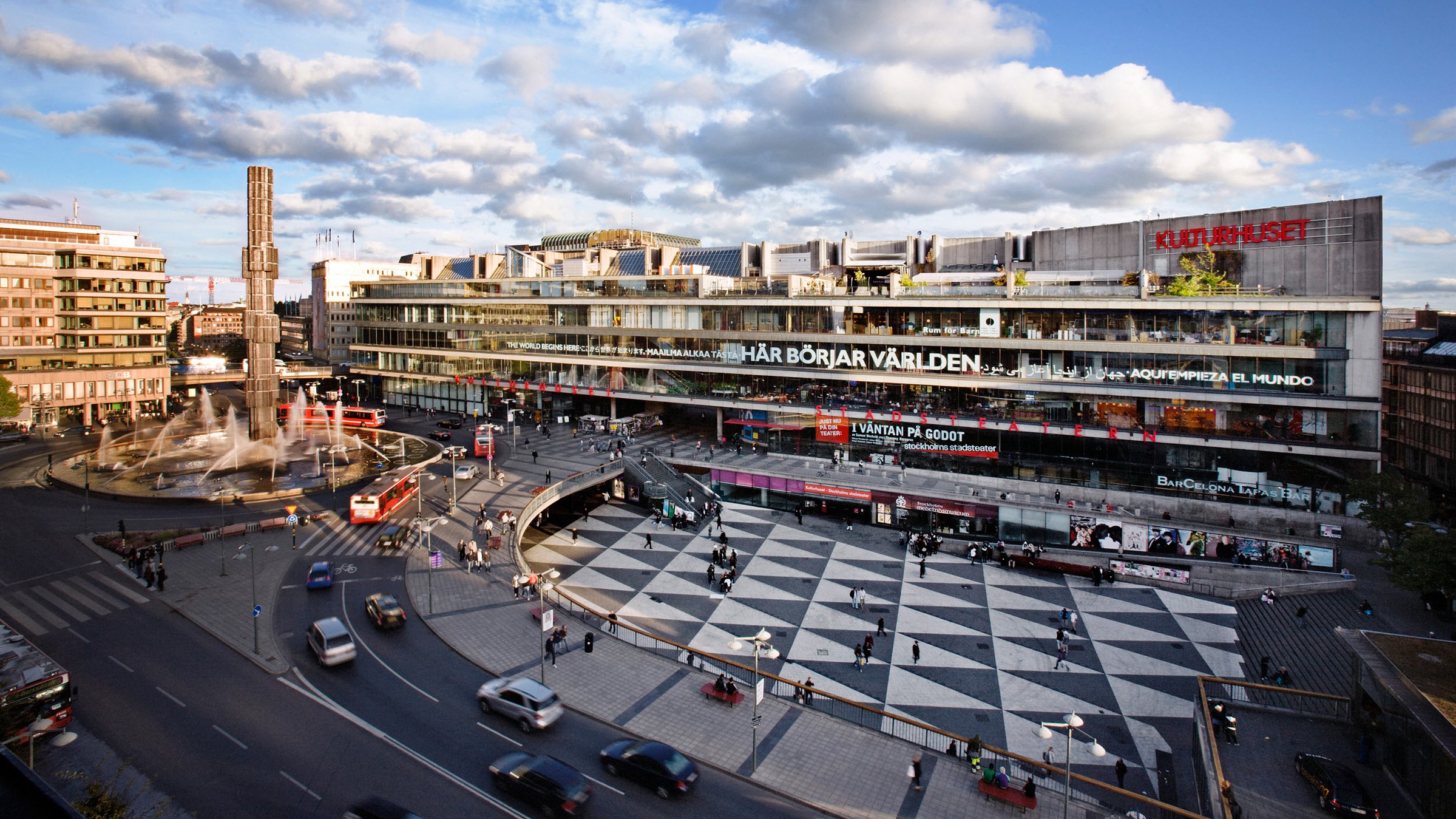 Kulturhuset- översikt Skanska har fått i uppdrag att byta ut gamla installationer i Kulturhuset och Teaterhuset. Flygvy över Stockholms Sergels Torg, med Kulturhuset och livligt stadsliv.
