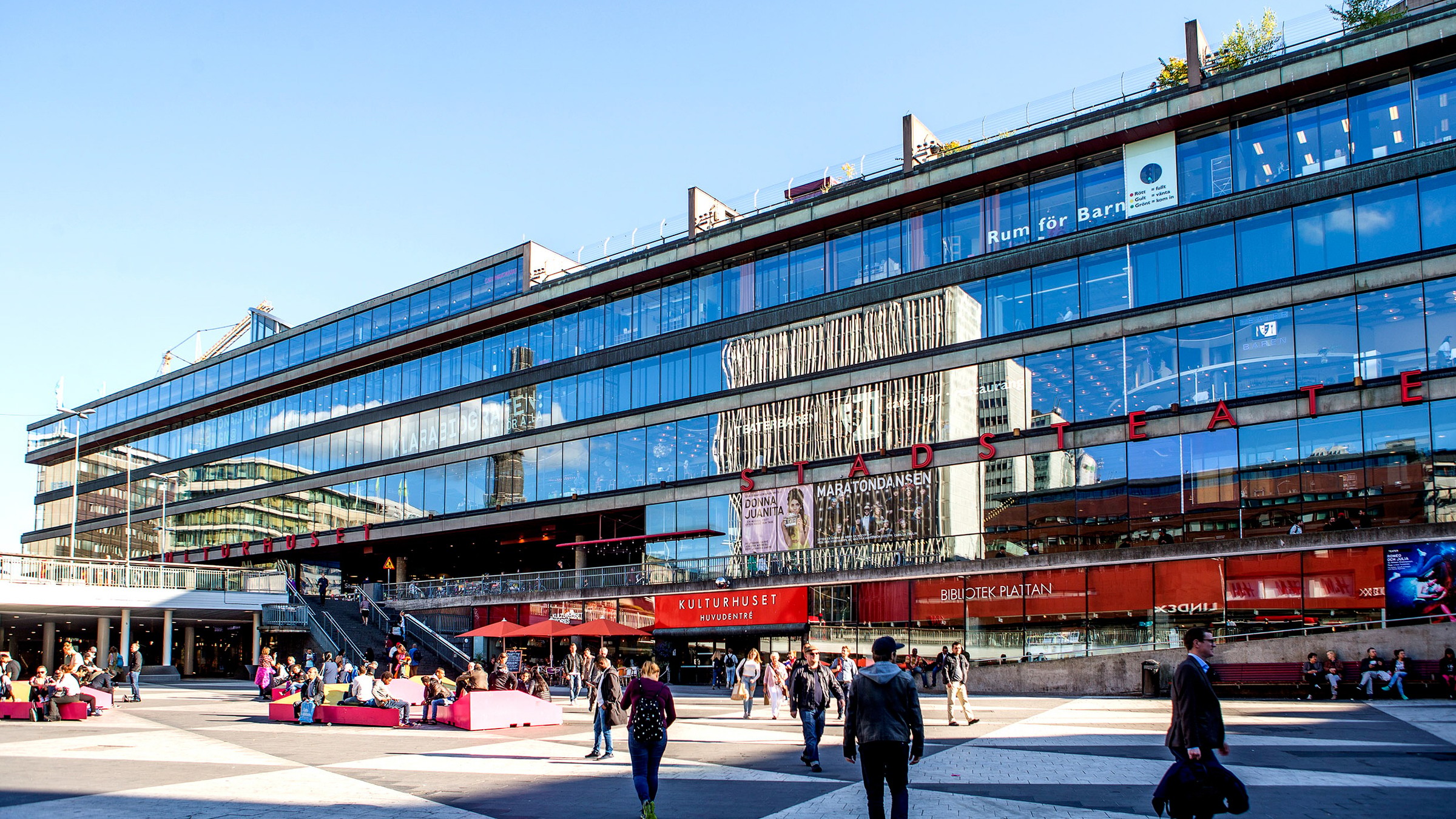 Kulturhuset och Teaterhuset byggdes 1965 och sedan dess har de tekniska installationerna inte bytts ut mer än vid behov. Exteriörvy av Kulturhuset Stadsteatern i Stockholm, med modern glasarkitektur.