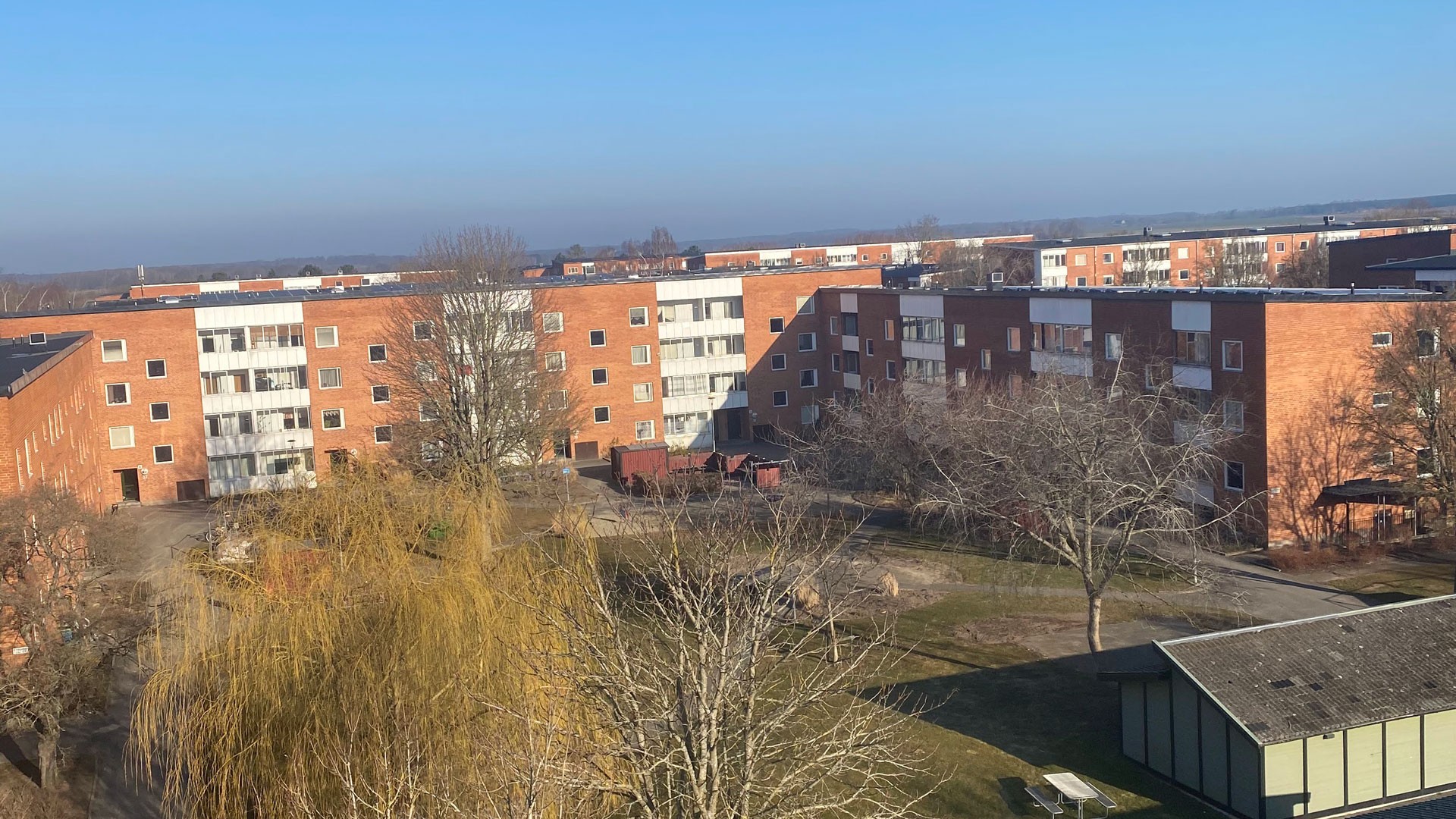 Husen är en del av miljonprogrammet och badrummens ytskikt var eftersatta och avloppsrör hade börjat läcka. Husen är en del av miljonprogrammet och badrummens ytskikt var eftersatta och avloppsrör hade börjat läcka.