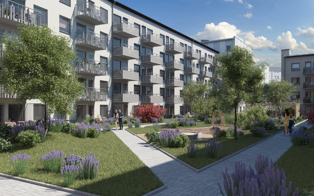 Innergård med gräs, odlingar, träd och gångvägar. I bakgrunden syns en vit och grå fasad med balkonger. Fem våningar högt.