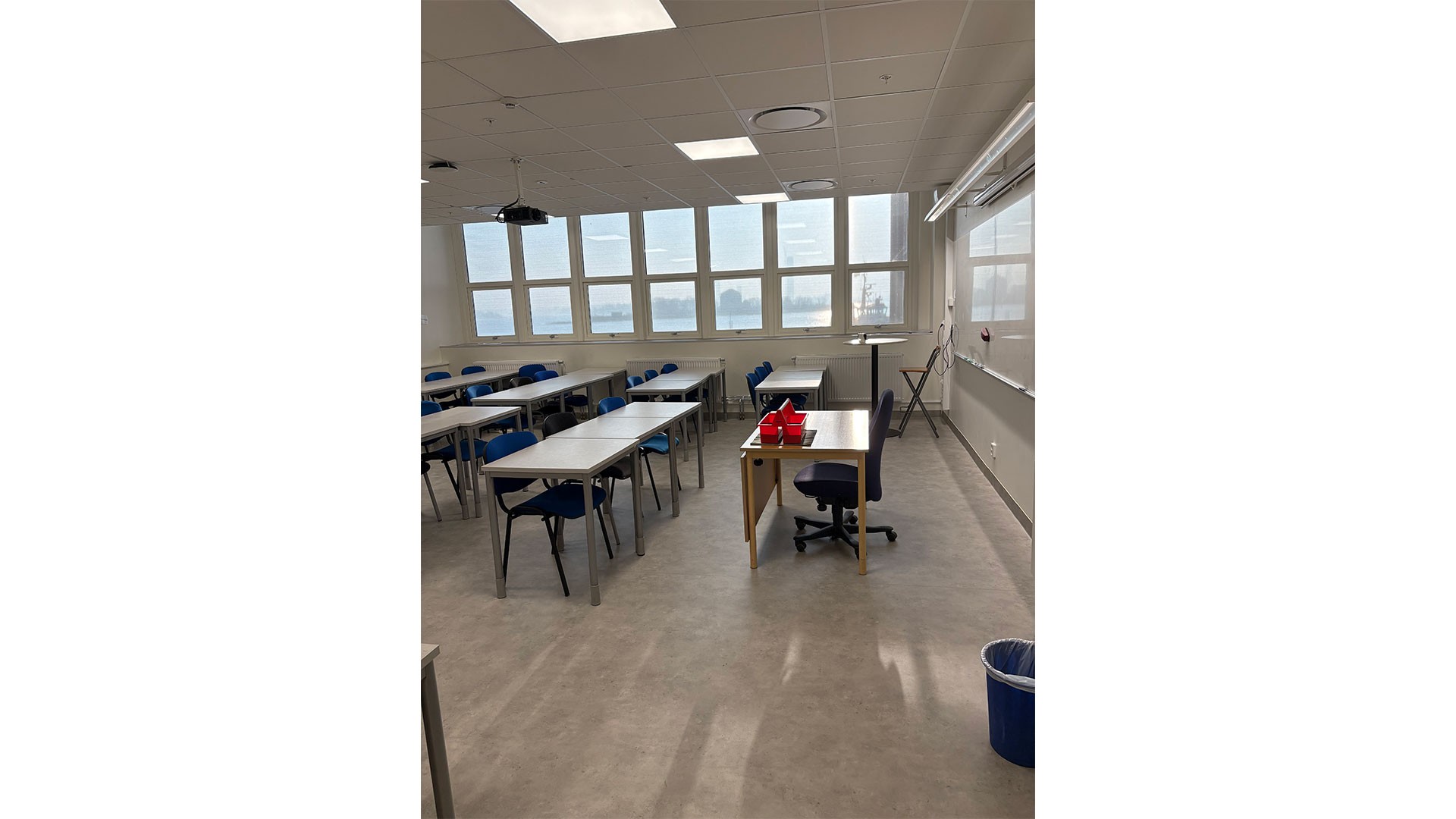 Vi byggde nya moderna klassrum och grupprum. Nyrenoverat klassrum.