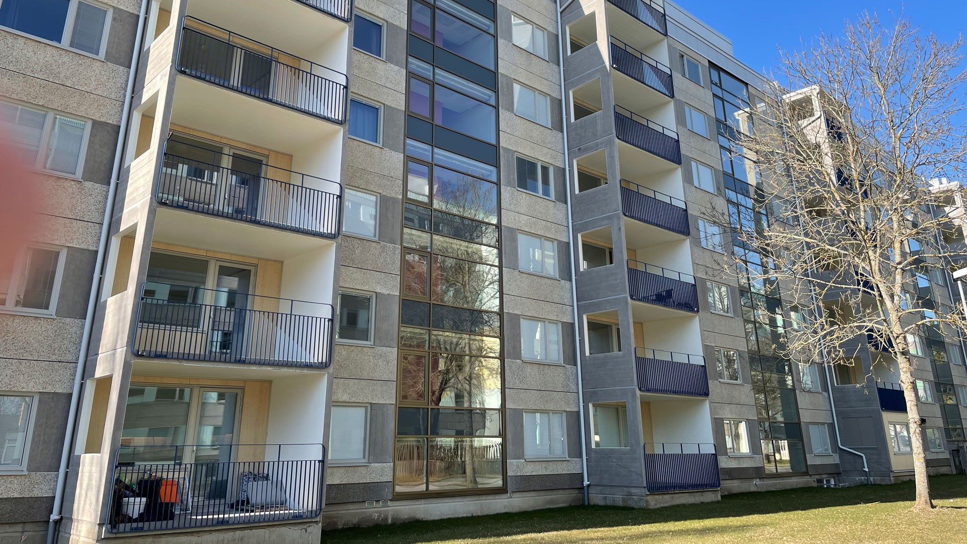 Färgen på fasaderna har blästrats bort och en betonglasyr har använts.