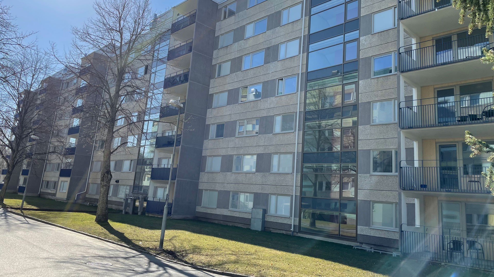 Vi har demonterat fasadväggar i trapphusen och ersatt dessa med glaspartier.