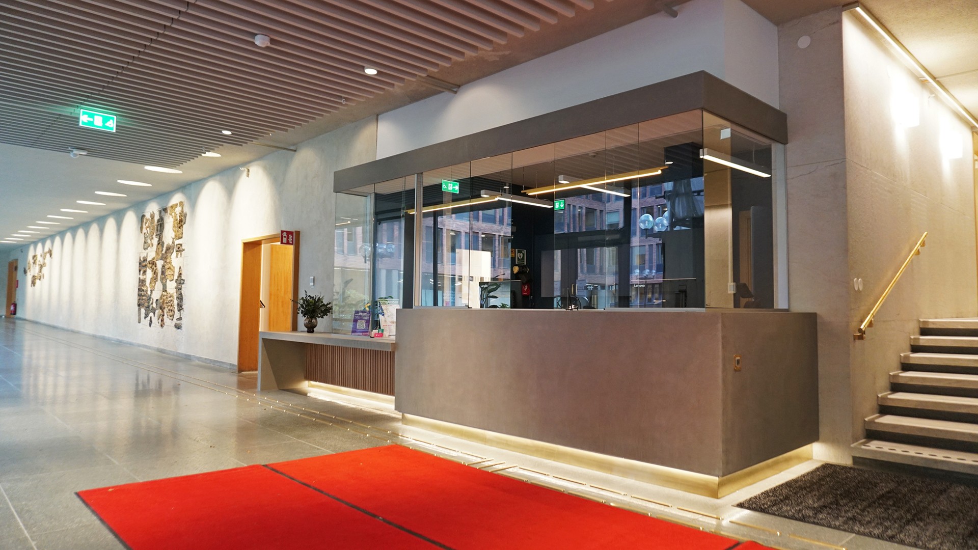 Receptionen har moderniserats och fått ett bättre flöde. Foto: Caroline Berg Bild på receptionen i Tekniska nämndhuset som är nyrenoverad.