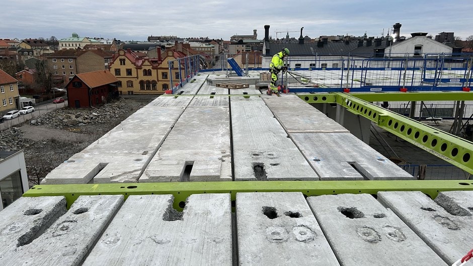 Demontering av betongstommen vid rivningen av ett kontorshus i Lund. Betongstommar kapas vid rivningen av ett kontorshus.