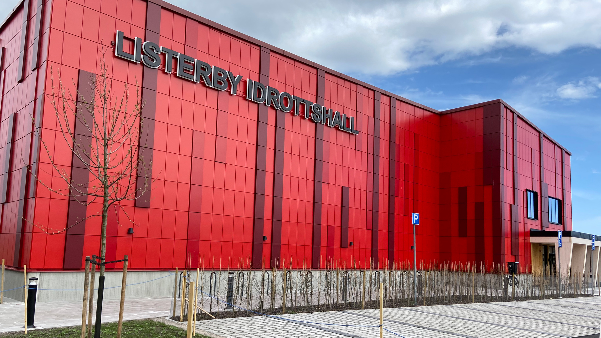 Listerby idrottshall röd fasad utifrån