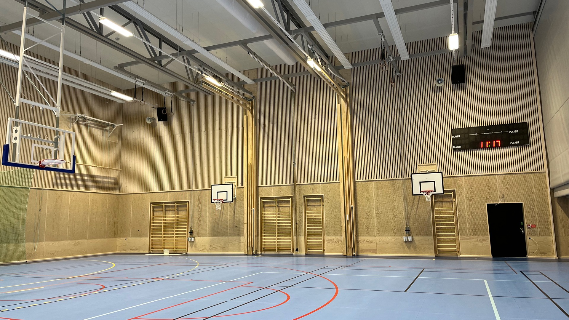 Listerby idrottshall inifrån hallen med trä.