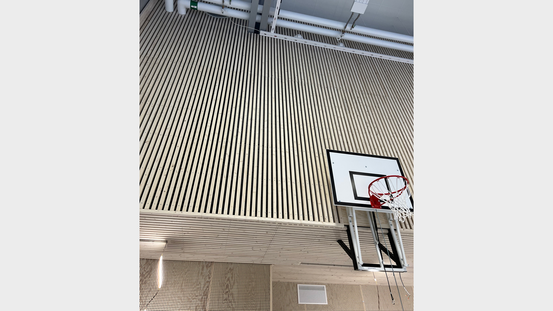 Idrottshallen överlämnades i april 2025 och invigs officiellt till skolstarten samma år. Listerby idrottshall bild på en basketkorg.